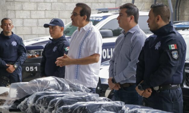 Martínez de la Torre: Entrega Rodrigo Calderón nueva indumentaria a policías