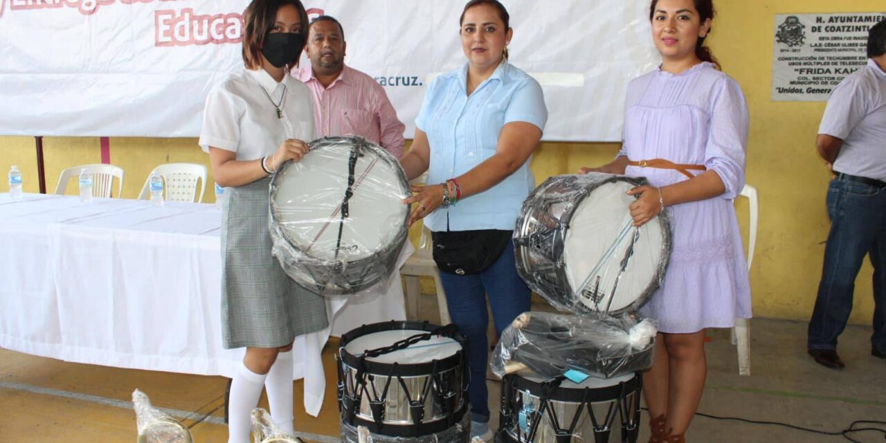 Coatzintla: Apoyos en insumos deportivos e instrumentos para bandas de guerra entrega el alcalde en escuelas