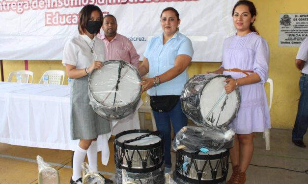 Coatzintla: Apoyos en insumos deportivos e instrumentos para bandas de guerra entrega el alcalde en escuelas