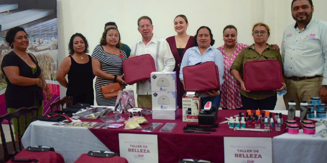 TUXPAN: GOBIERNO MUNICIPAL Y DIF TUXPAN ENTREGARON PROYECTOS PRODUCTIVOS Y APOYOS A LA VIVIENDA