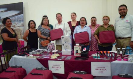 TUXPAN: GOBIERNO MUNICIPAL Y DIF TUXPAN ENTREGARON PROYECTOS PRODUCTIVOS Y APOYOS A LA VIVIENDA