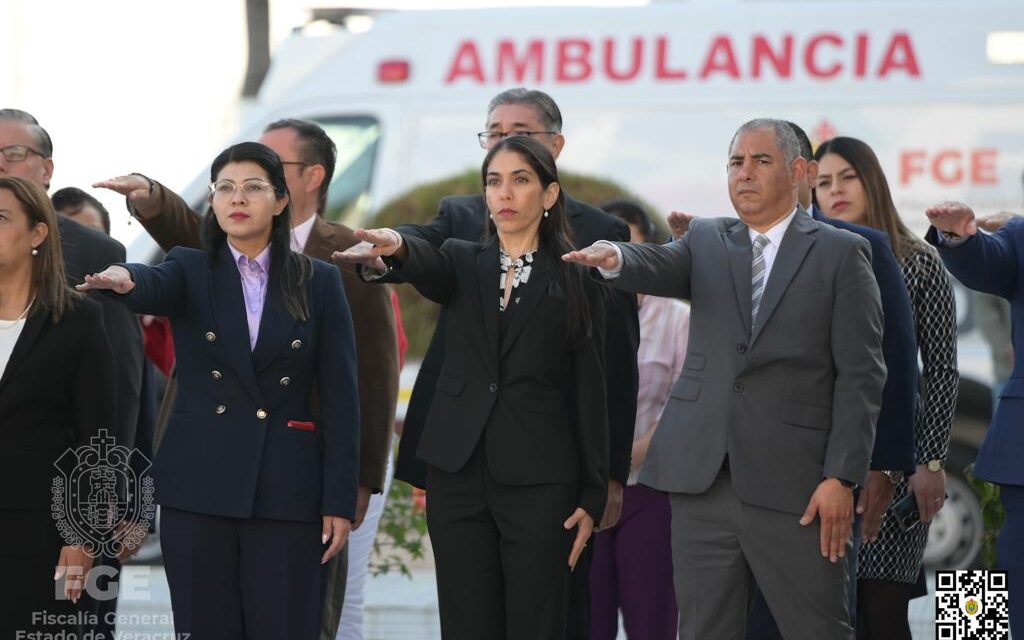 Fiscal general encabeza ceremonia de honores a la bandera en oficinas centrales