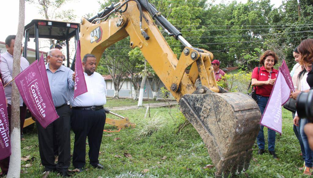 Coatzintla: Anuncia el presidente la puesta en marcha de la construcción del domo y gradas en el COBAEV