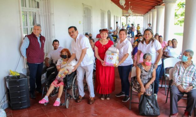 Martínez de la Torre: Rodrigo Calderón y Socorros Arias entregan apoyos a personas vulnerables