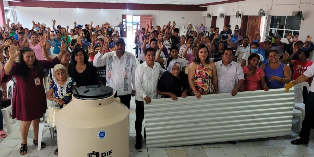 Cazones: Entrega de 30 tinacos y 500 laminas