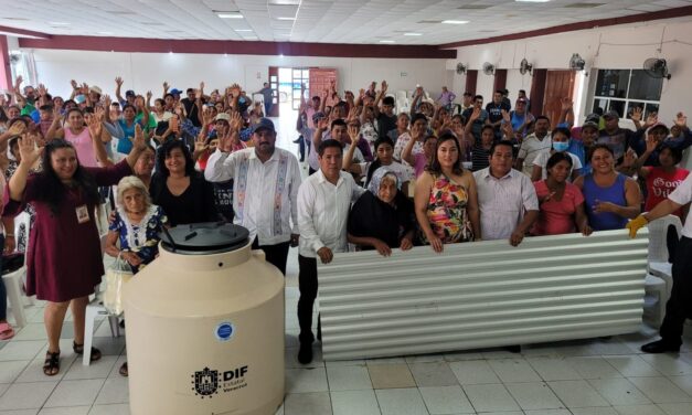 Cazones: Entrega de 30 tinacos y 500 laminas