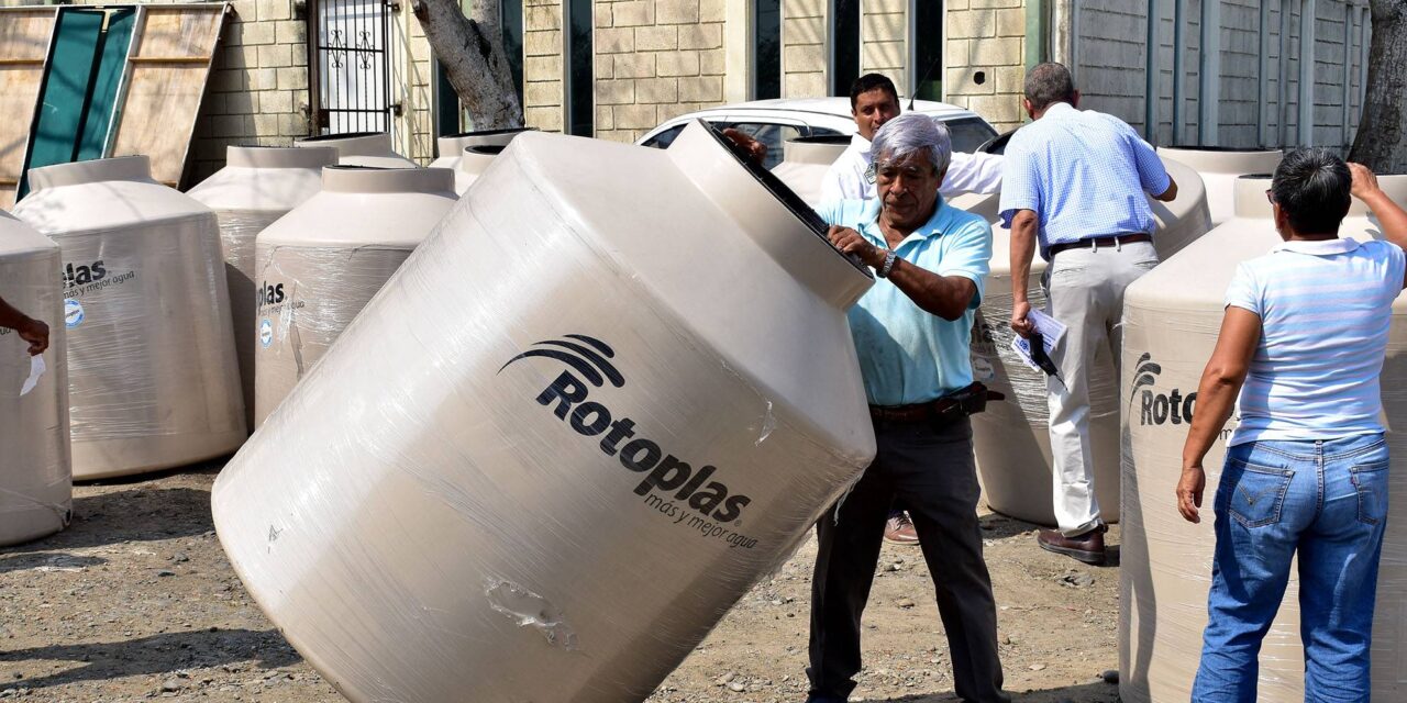 Naranjos: Alcalde hace entrega de tinacos a bajo costo