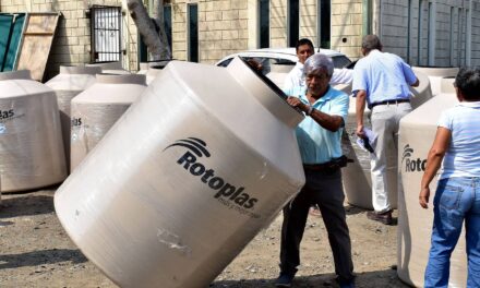 Naranjos: Alcalde hace entrega de tinacos a bajo costo