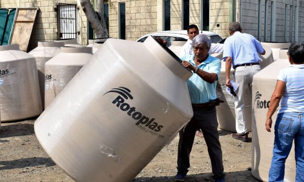 Naranjos: Alcalde hace entrega de tinacos a bajo costo