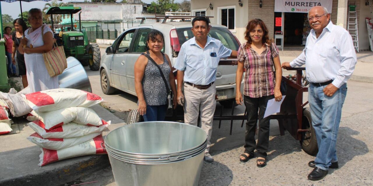 Coatzintla: Entrega SEDARPA insumos y equipo para seguir trabajando en las escuelas extensionistas de diversos municipios