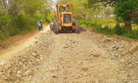 Ozuluama: Se sigue trabajando con las vías de comunicación