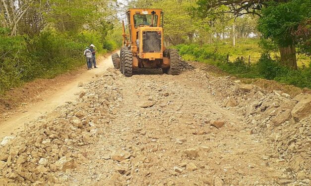 Ozuluama: Se sigue trabajando con las vías de comunicación