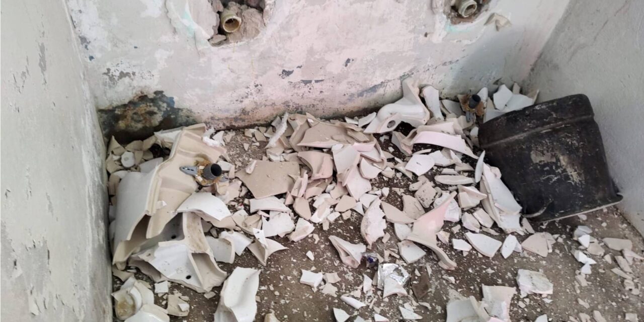 Coatzintla: Destruyen baños rehabilitados hace apenas unos días en el campo “Miguel Alemán”