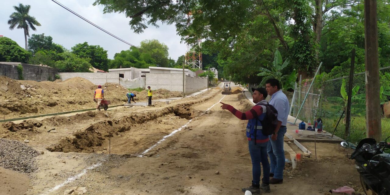 Platón Sánchez avanza con obras de pavimento hidráulico en el municipio