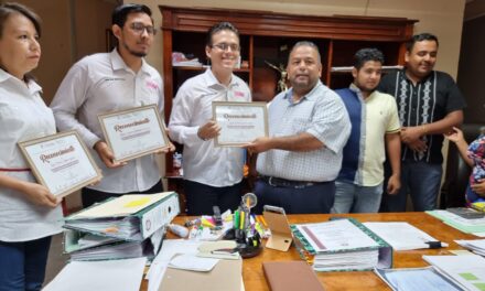 Coatzintla: Entregan jóvenes de Transformación Juvenil MX bando de policía y buen gobierno al ayuntamiento