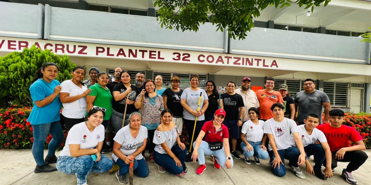 Coatzintla: Padres de familia y personal del ayuntamiento realizan tequio en el COBA 32