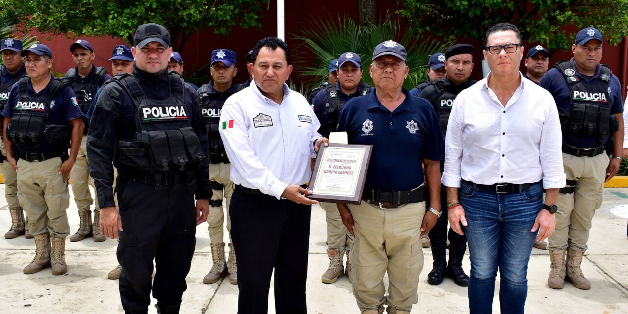Naranjos: Alcalde reconoce a policía municipal por mas 20 años de servicio