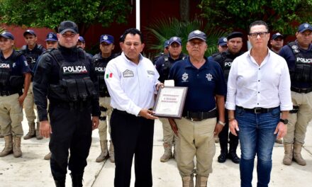 Naranjos: Alcalde reconoce a policía municipal por mas 20 años de servicio