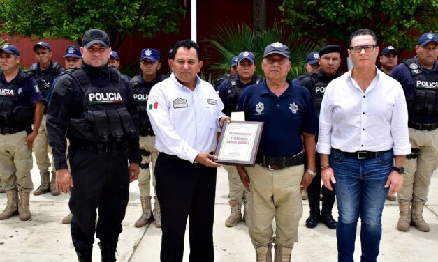 Naranjos: Alcalde reconoce a policía municipal por mas 20 años de servicio
