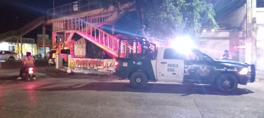 Accidente en Álamo: Limpiaparabrisas resulta electrocutado en puente peatonal.