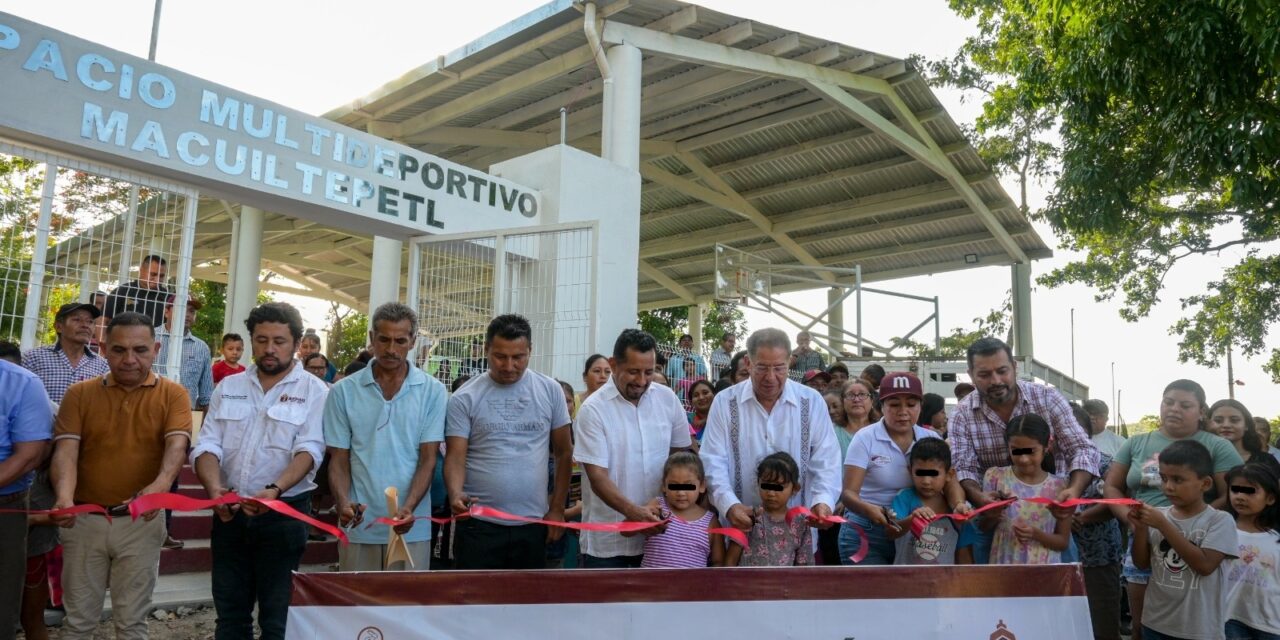 Alcalde José Manuel Pozos Castro entregó en Macuiltépetl, una cancha y espacios multideportivos, que para la comunidad eran un sueño