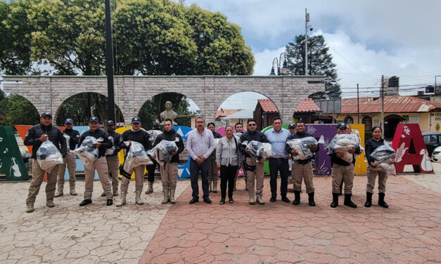 Huayacocotla: Entrega de uniformes, accesorios y equipamiento táctico a Policía Municipal.