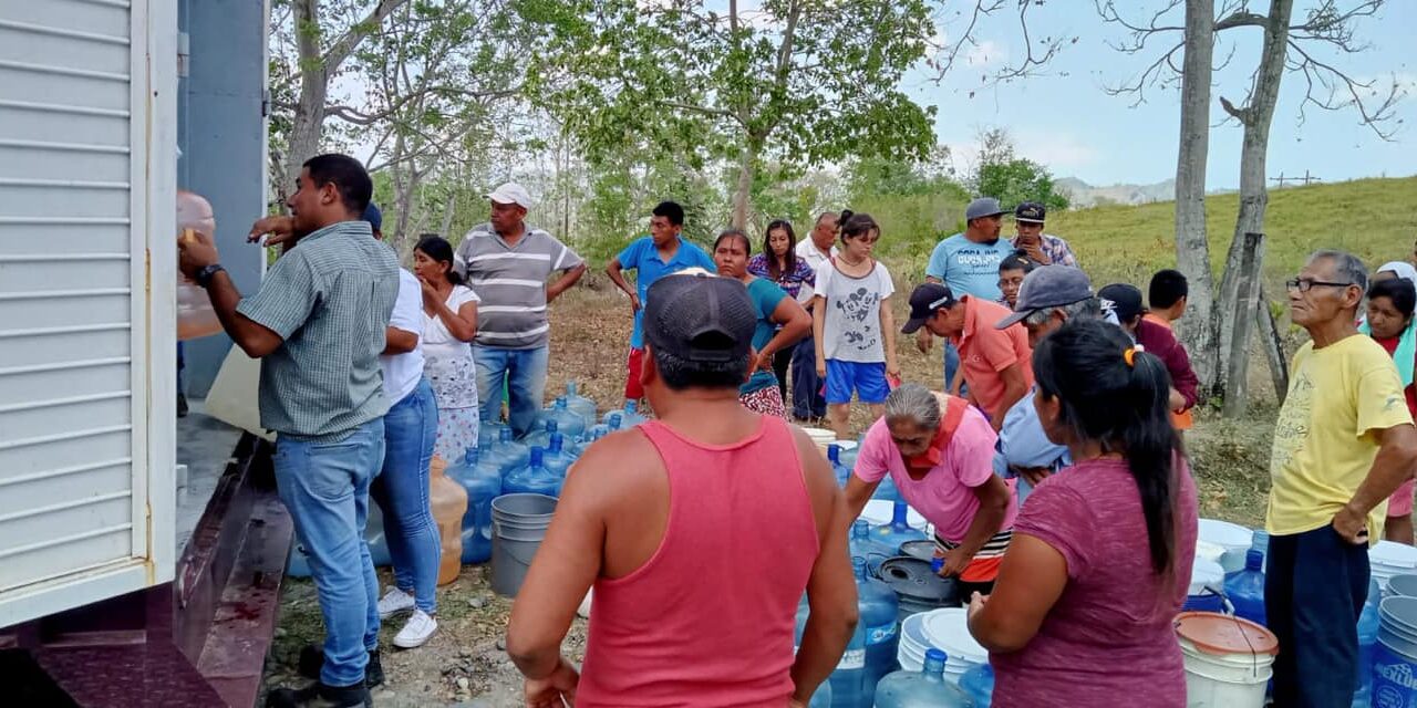 Álamo: Reparto gratuito de agua purificada y líquido potable en la comunidad de Alfredo V. Bonfil