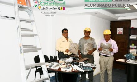 El gobierno de Citlaltépetl entrega uniformes y equipamiento a los servidores de alumbrado público