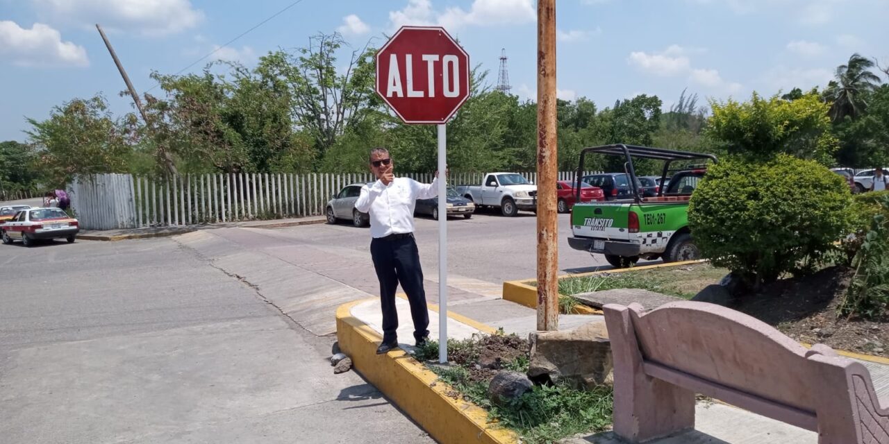 Cerro Azul: H. Ayuntamiento de Cerro Azul y Dirección de Tránsito y Vialidad continúan instalando señalética para promover la seguridad vial