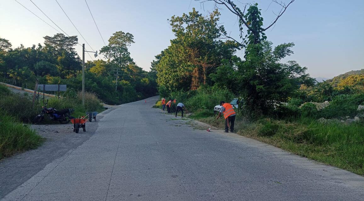 Zozocolco: Protección Civil Municipal de Zozocoloco realiza labores de mantenimiento en los accesos viales del municipio