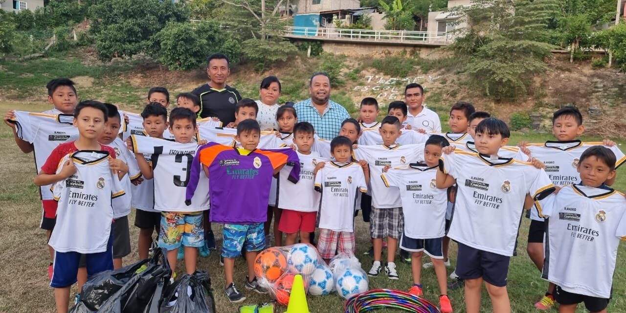 Coatzintla: Entrega apoyos el presidente Cesar Ulises a equipos infantiles en Escolín
