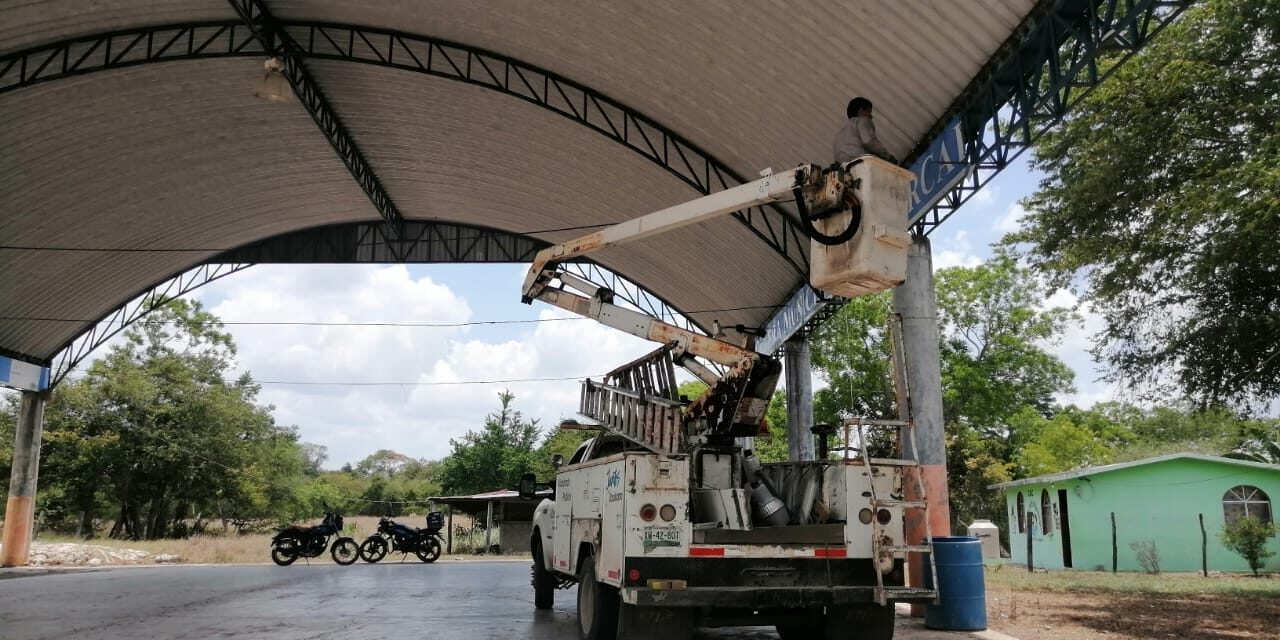 Ozuluama: Instalación de reflectores en la galera de usos múltiples de la Escuela Primaria de la comunidad de Mercado
