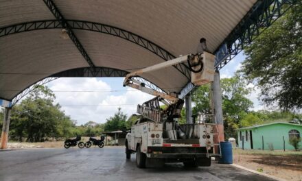 Ozuluama: Instalación de reflectores en la galera de usos múltiples de la Escuela Primaria de la comunidad de Mercado