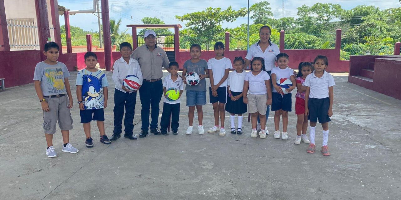 Tecolutla: Entrega de balones, para fomentar el deporte