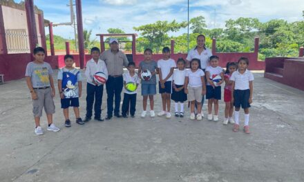 Tecolutla: Entrega de balones, para fomentar el deporte