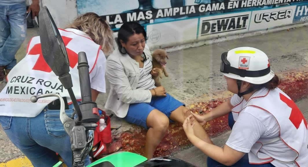 Mujer lesionada en choque entre moto y taxi recibe atención de la Cruz Roja en Álamo, Veracruz
