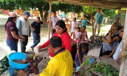 Curso sobre Manejo de gallinas y elaboración de alimento en comunidades de Tlachichilco