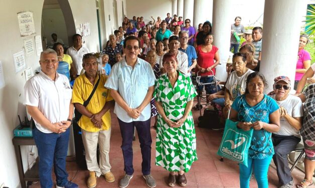 Martínez de la Torre: Martínez de la Torre: Rodrigo Calderón y Socorro Arias entregan apoyos a personas vulnerables