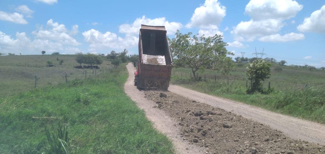 Avanza la rehabilitación del camino de Loma Alta al Rancho El Tío Juanillo en Ozuluama