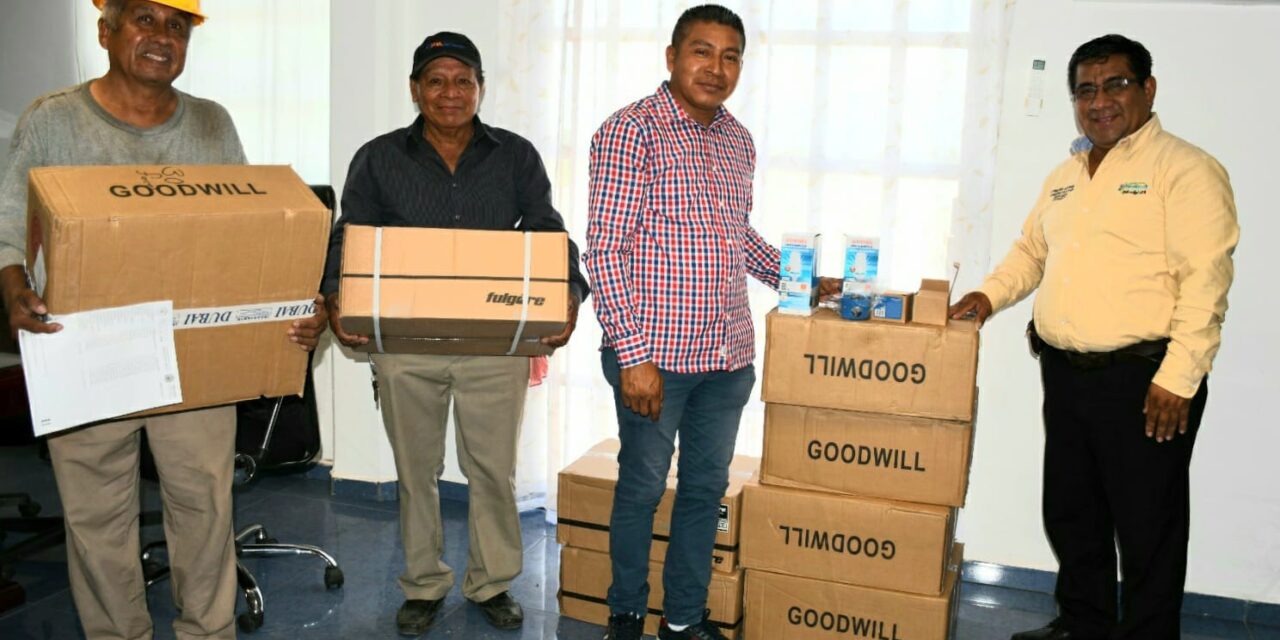 Alcalde Cirilo Doroteo Esteban entrega focos y fotoceldas para mejorar la iluminación en Citlaltépetl