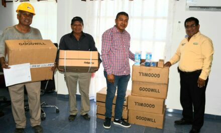 Alcalde Cirilo Doroteo Esteban entrega focos y fotoceldas para mejorar la iluminación en Citlaltépetl