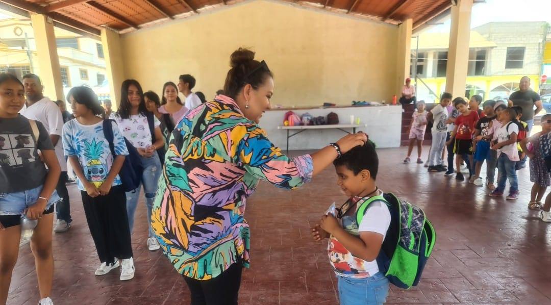 Alcaldesa Vanessa López Rangel Convive con Niños Participantes del Curso de Verano en Tampico Alto