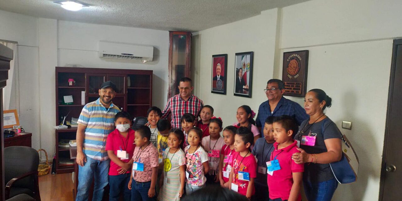 Cerro Azul: Alcalde y Regidor 5to reciben a niños en el H. Ayuntamiento durante cursos de verano
