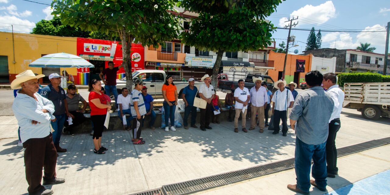 Gobierno de Platón Sánchez brinda apoyo a las familias mediante entrega de tinacos y láminas subsidiadas