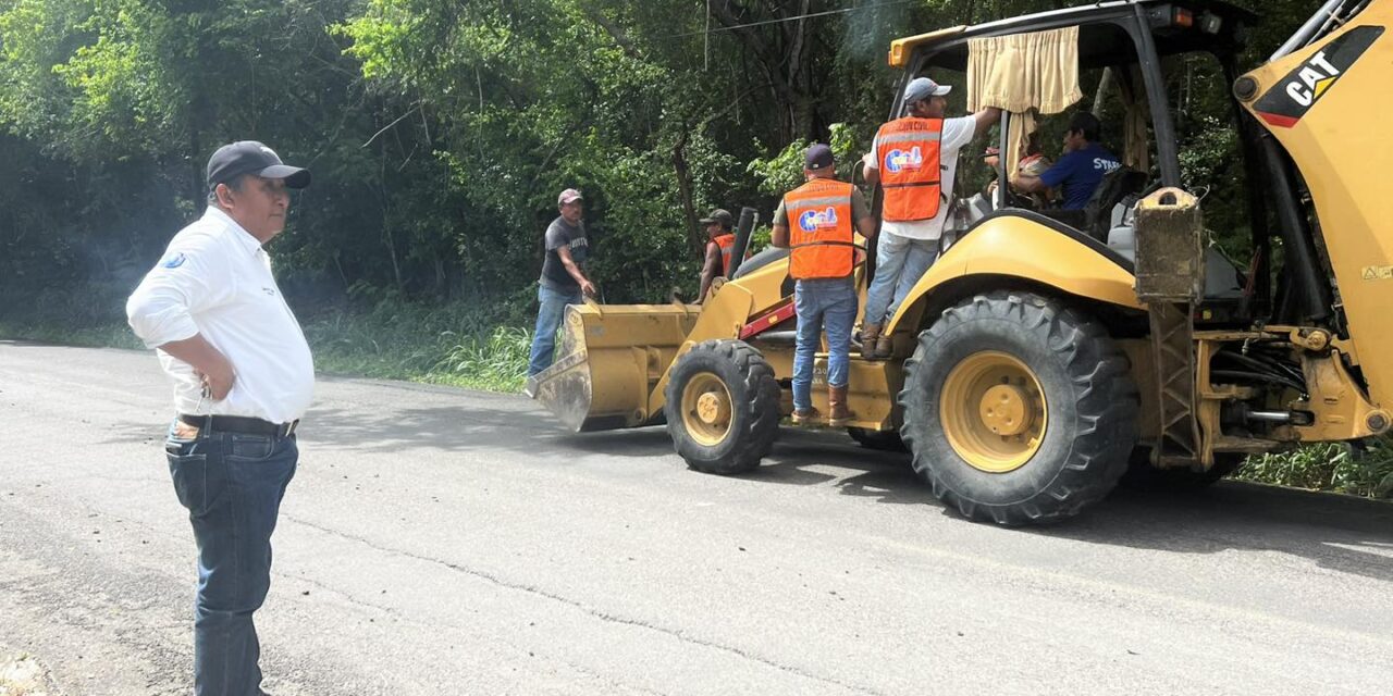 Inician trabajos de bacheo en carretera municipal de Castillo de Teayo