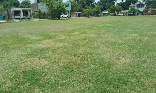 Continúa el Programa de Limpieza y Mantenimiento de Campos Deportivos en Coatzintla