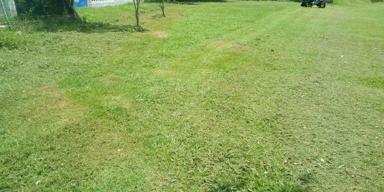 Continúa la limpieza de campos deportivos en Coatzintla