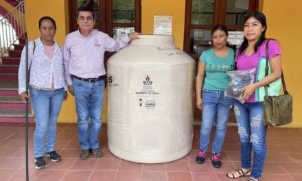 Ozuluama: Entrega de Rotoplas en Escuela Primaria de La Breas