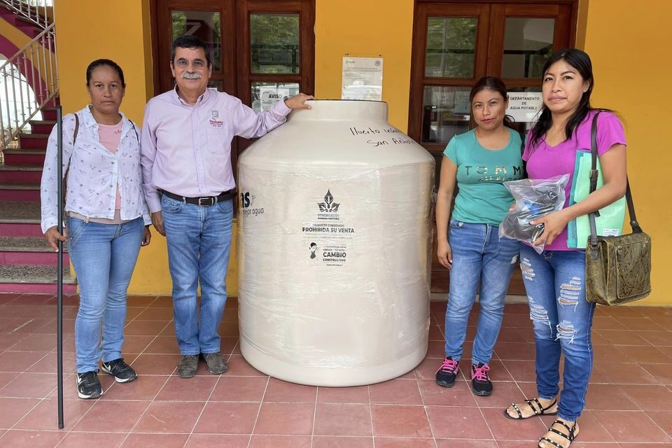 Ozuluama: Entrega de Rotoplas en Escuela Primaria de La Breas