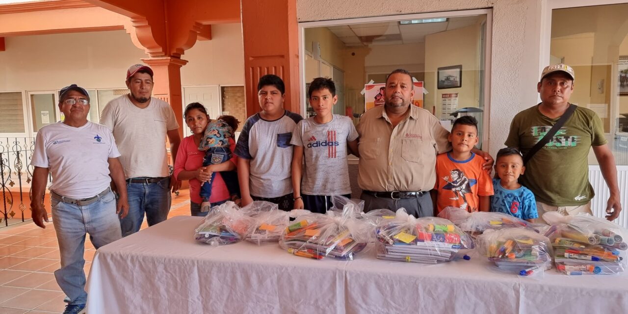 Coatzintla: Apoyan con artículos escolares a hijos de ayudantes del servicio de limpia